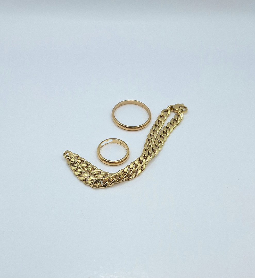 Due anelli e bracciale oro 
