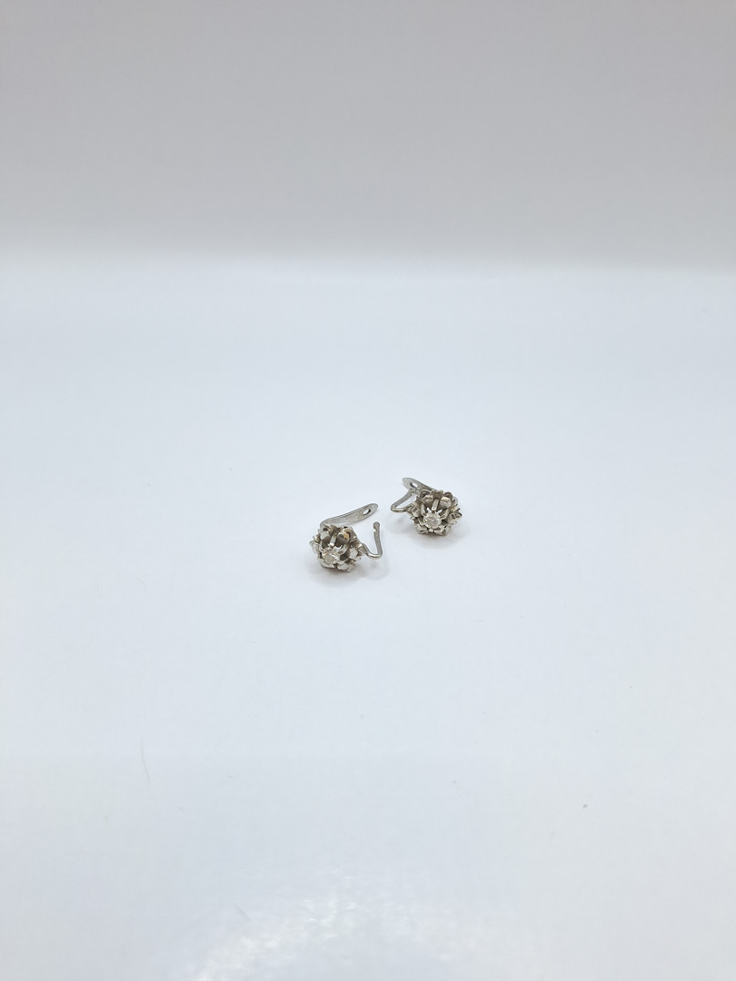 Un paio di orecchini oro diamante