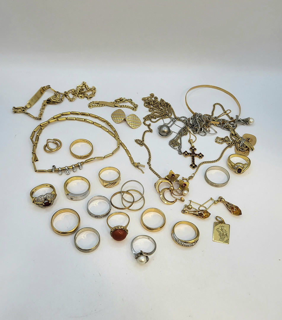 Vari oggetti oro pietre perle diamantini