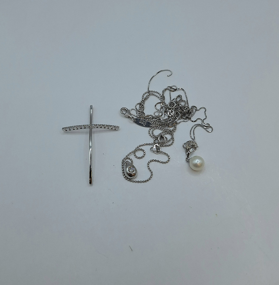 Vari oggetti oro perla diamanti