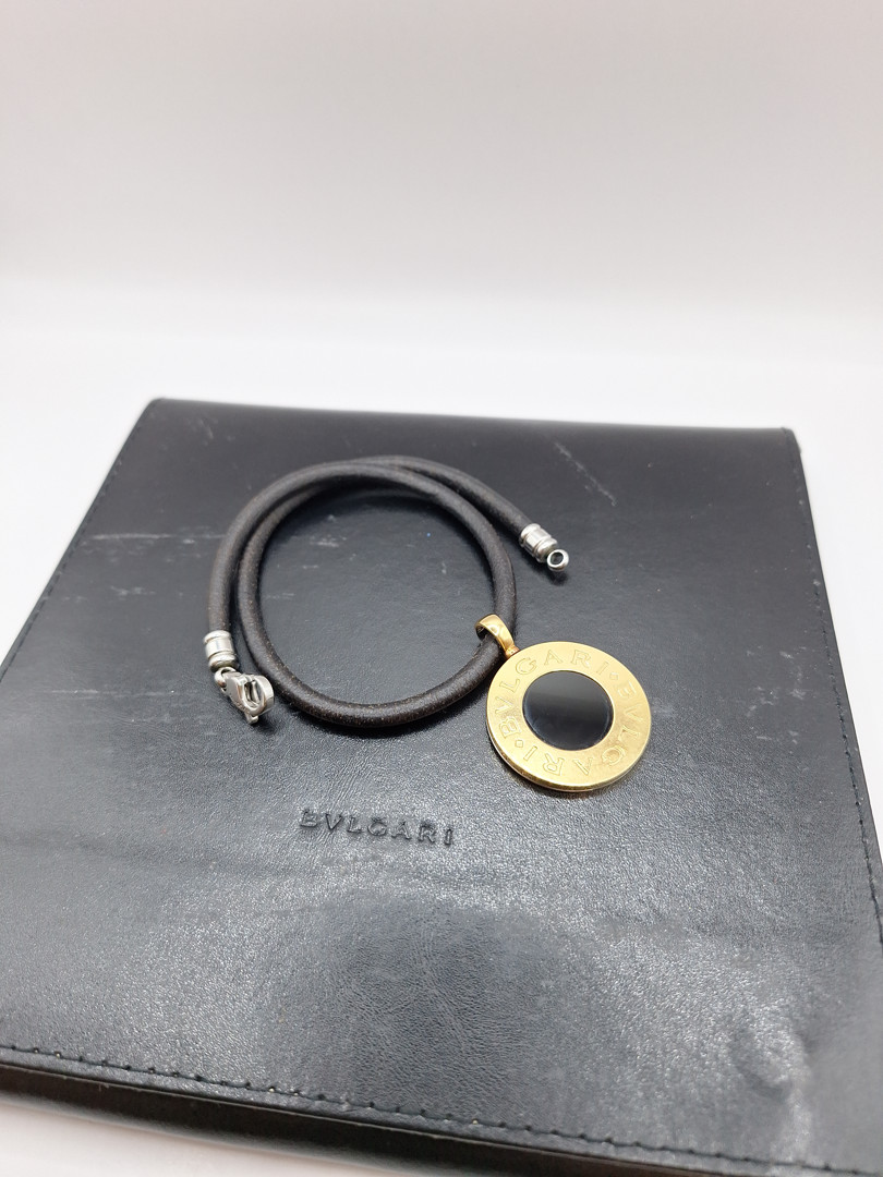 Collana in cuoio ciondolo a firma Bulgari acciaio oro pietra e astuccio a corredo