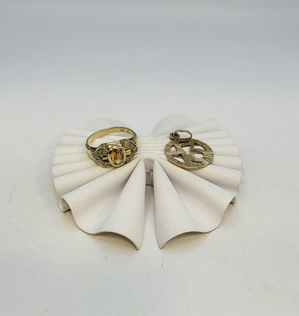 Ciondolo e anello oro pietre