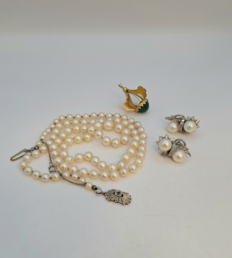 Vari oggetti in oro pietre perle diamantini