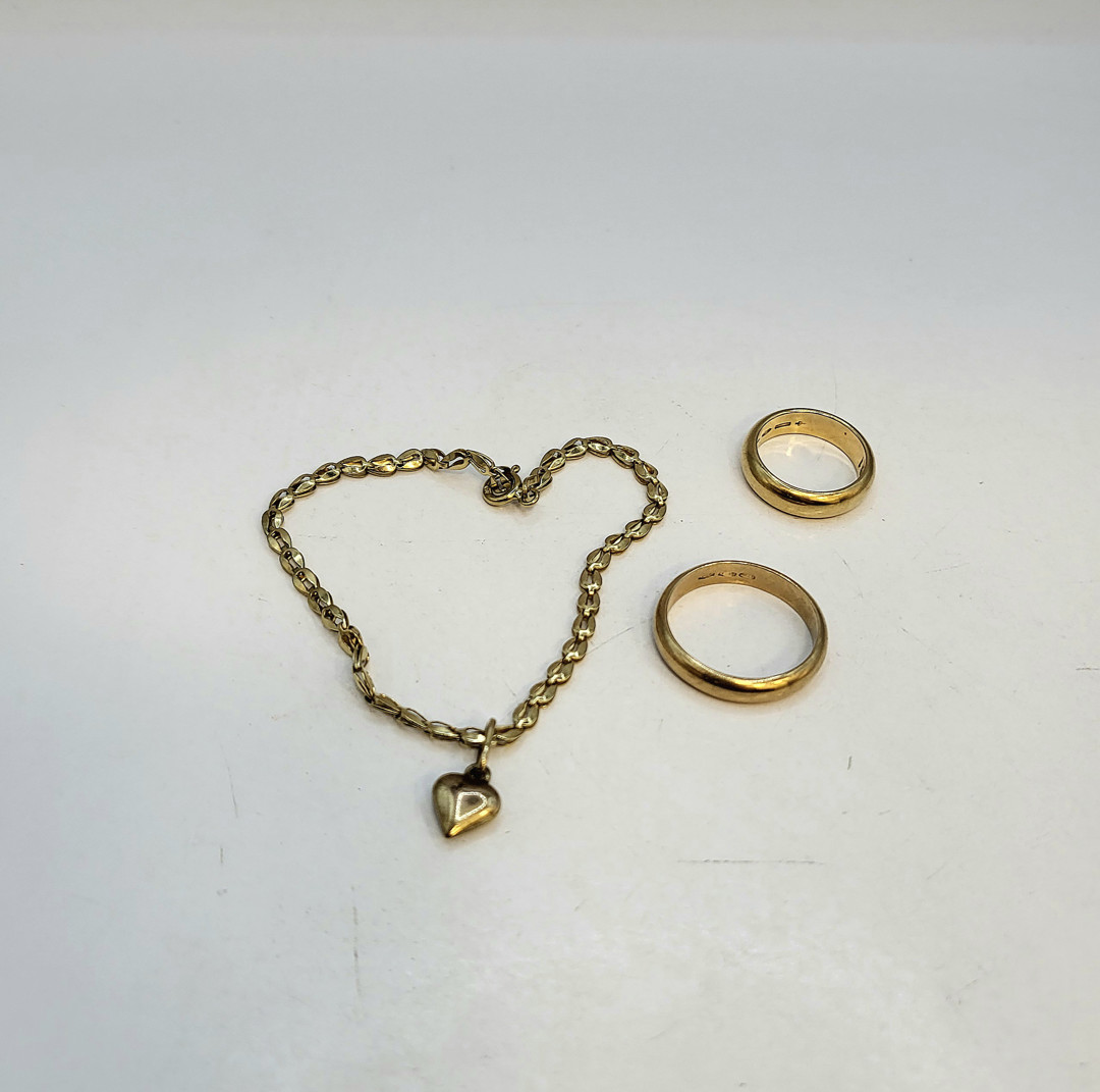 Due anelli e bracciale oro
