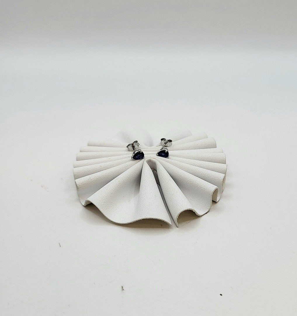 Un paio orecchini oro pietre