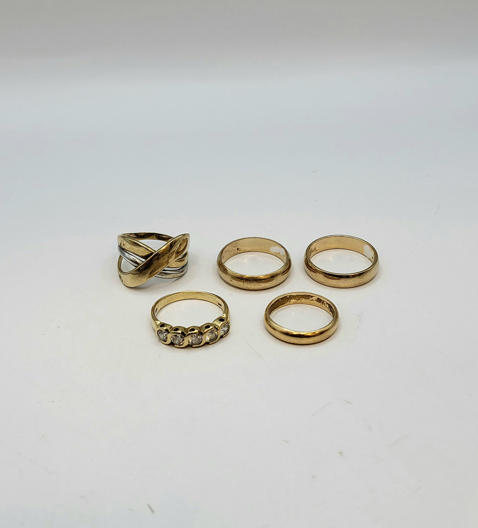 Cinque anelli oro pietre