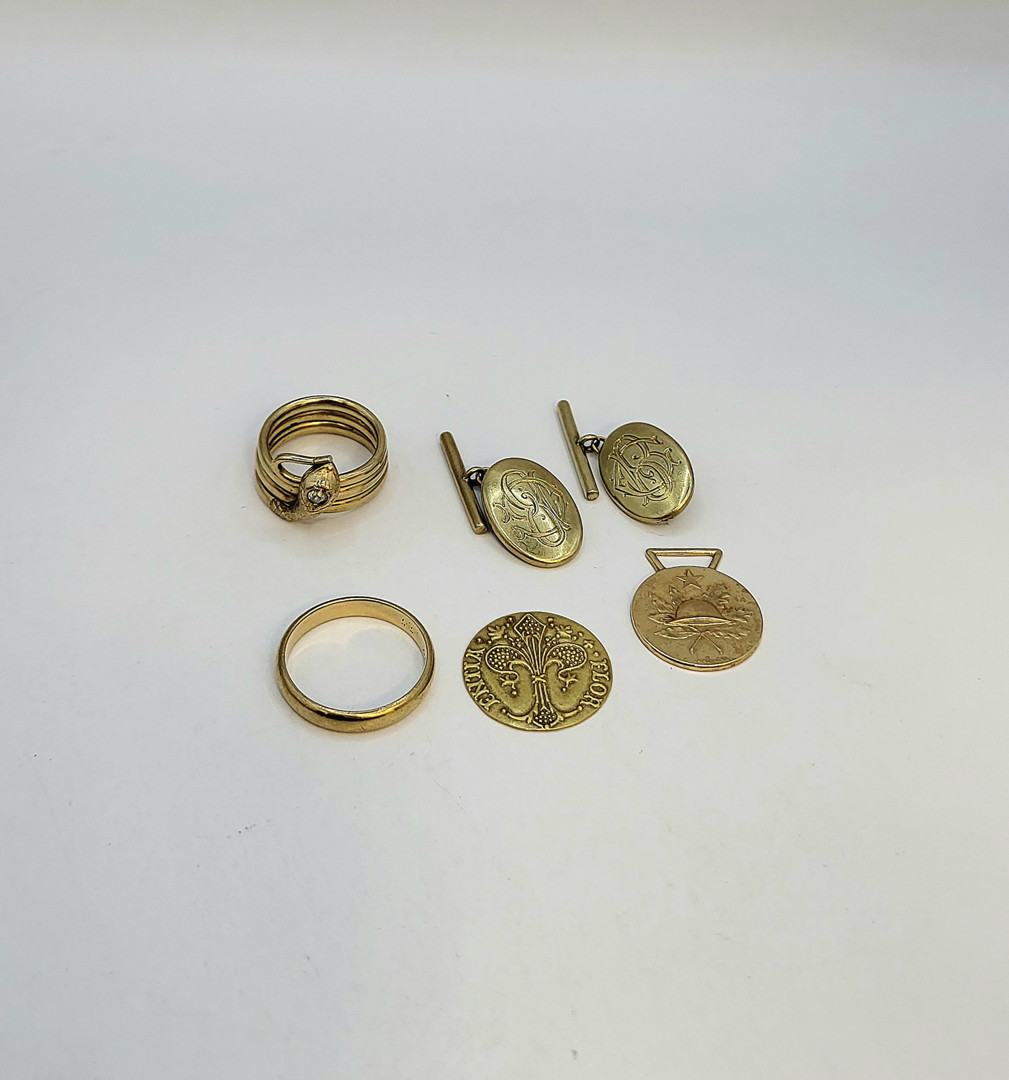 Due anelli due gemelli e due pezzi oro 