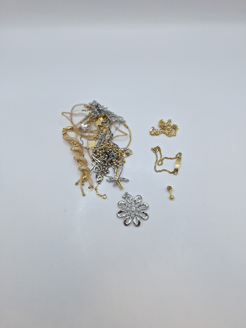 Vari oggetti in oro pietre diamantini 