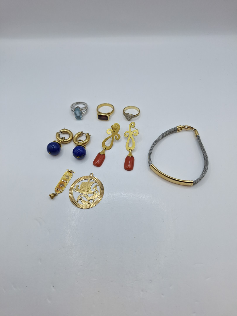 Vari oggetti in oro pietre diamantini 