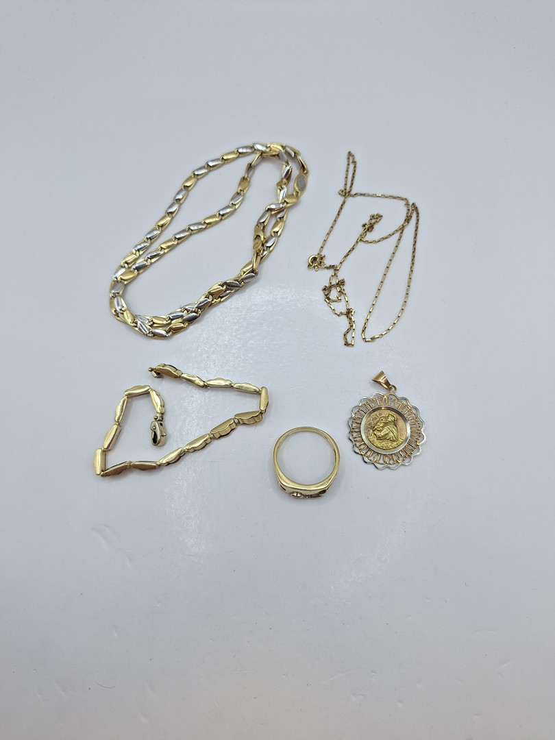 Vari oggetti in oro pietra