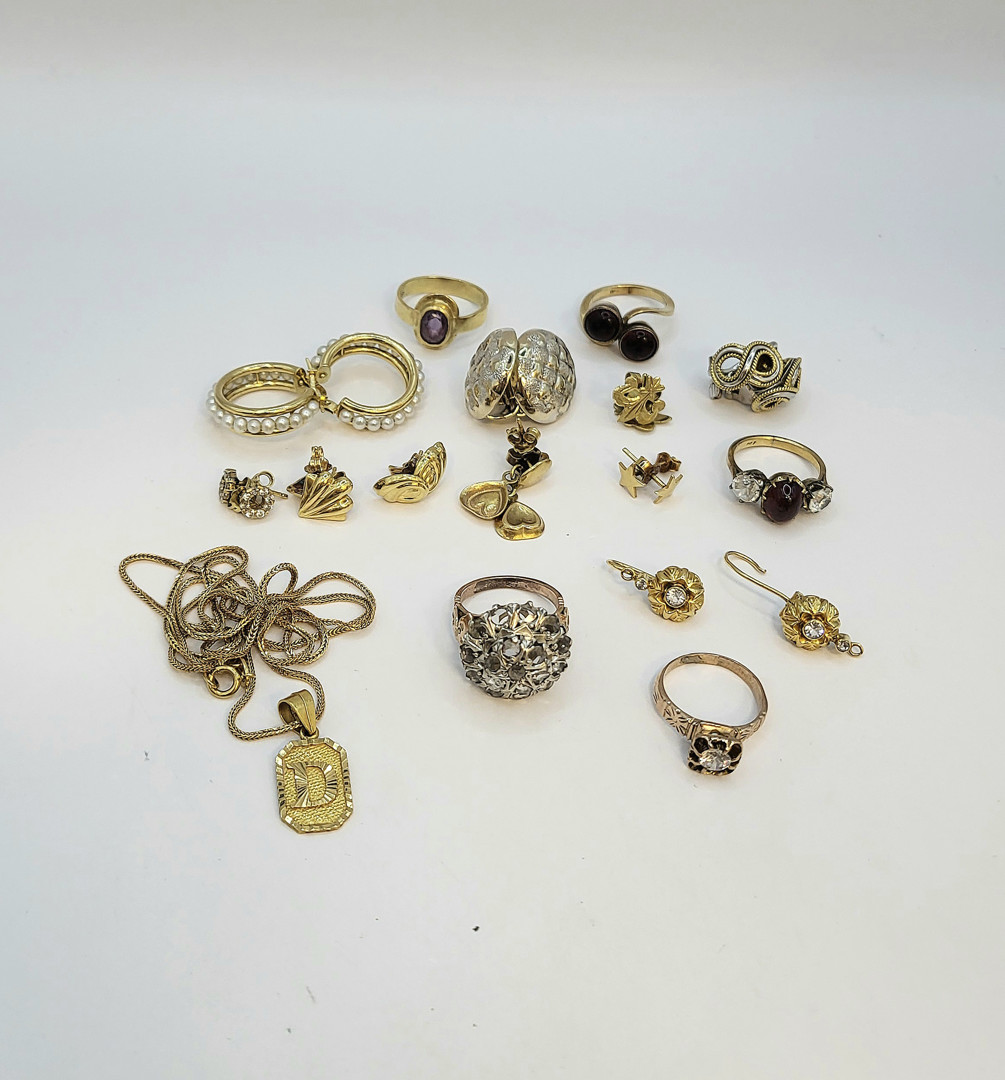 Oggetti in oro pietre perline argento diamanti