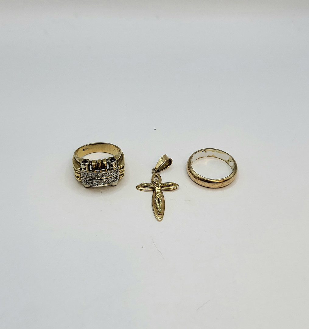 Due anelli e ciondolo oro pietre diamantini