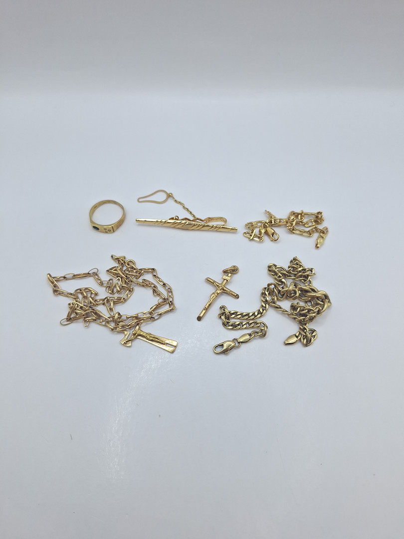 Vari oggetti oro diamanti pietra