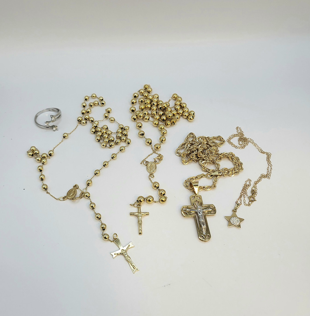 Vari oggetti in oro pietre