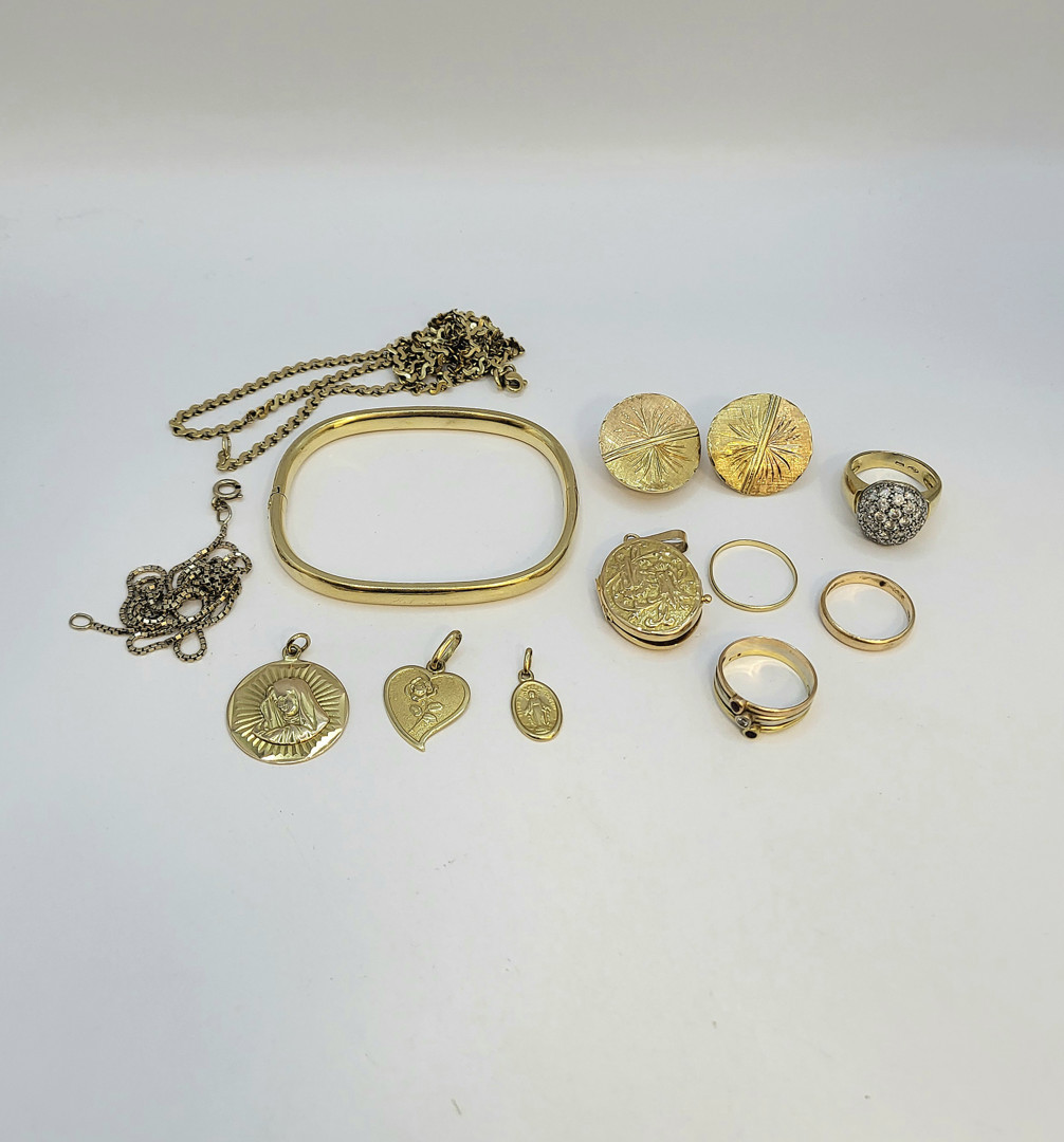 Vari oggetti in oro pietre 