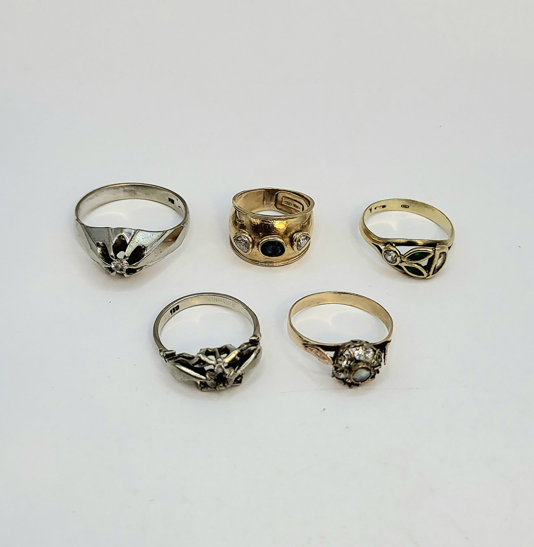 Cinque anelli oro madreperla pietre 