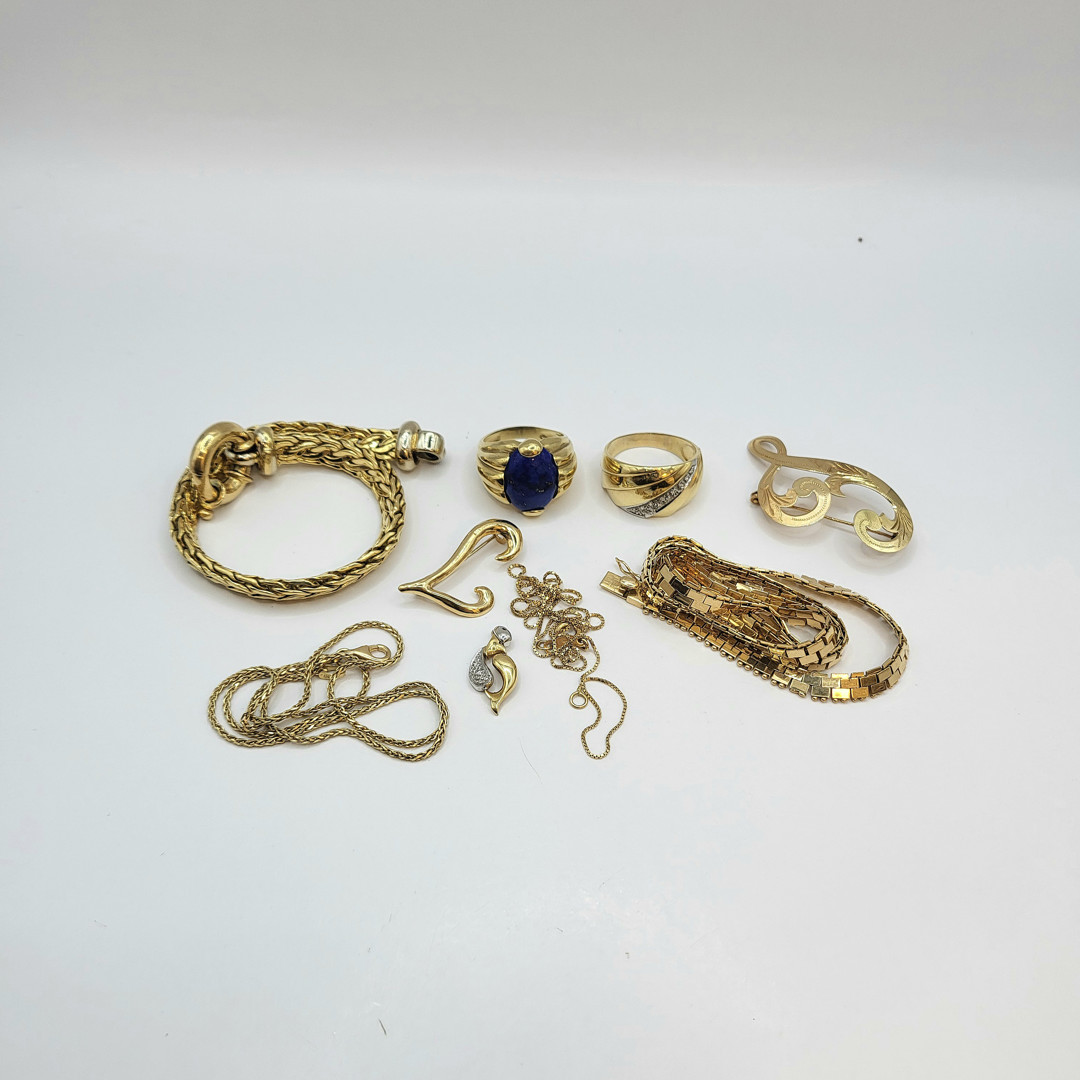 Vari oggetti oro pietre