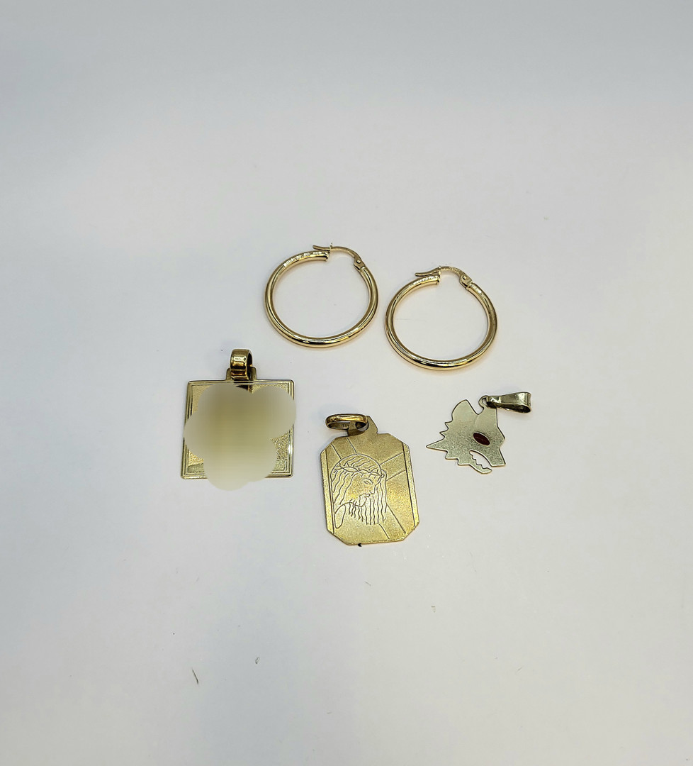 Vari oggetti oro smalti