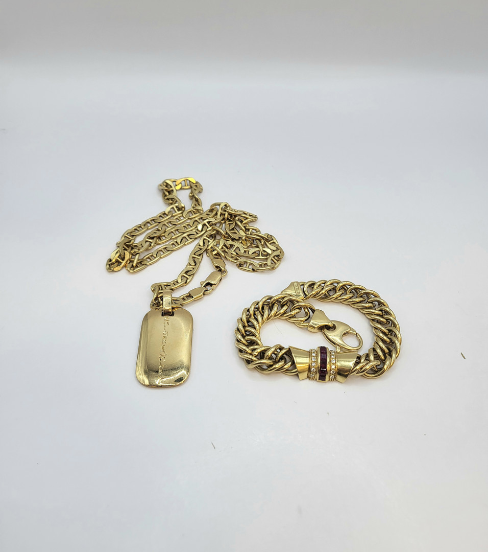 Vari oggetti oro pietre