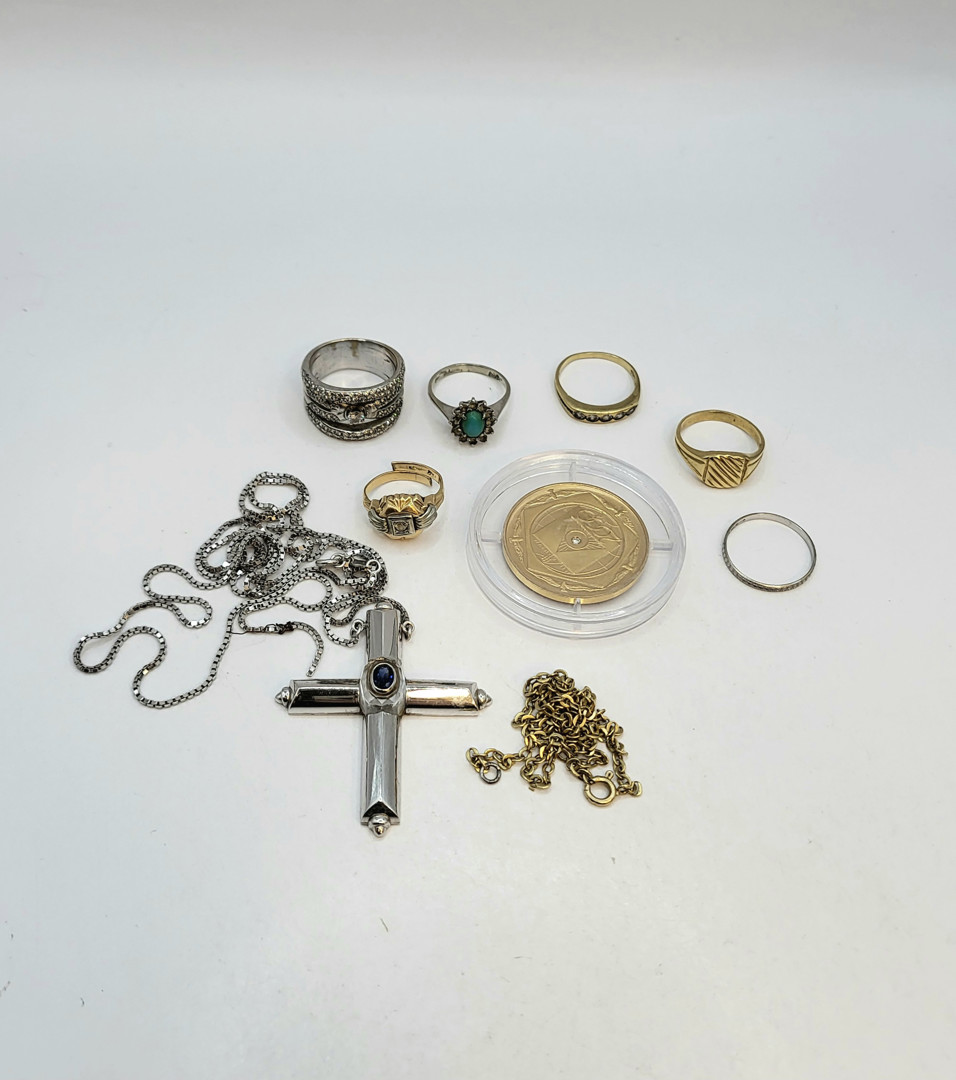 Vari oggetti in oro diamanti pietre 