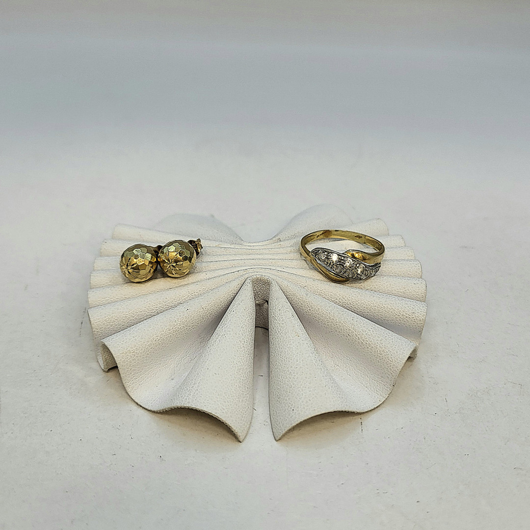 Un paio orecchini e anello oro pietre 