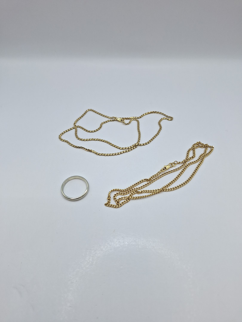 Un paio di collane anello oro