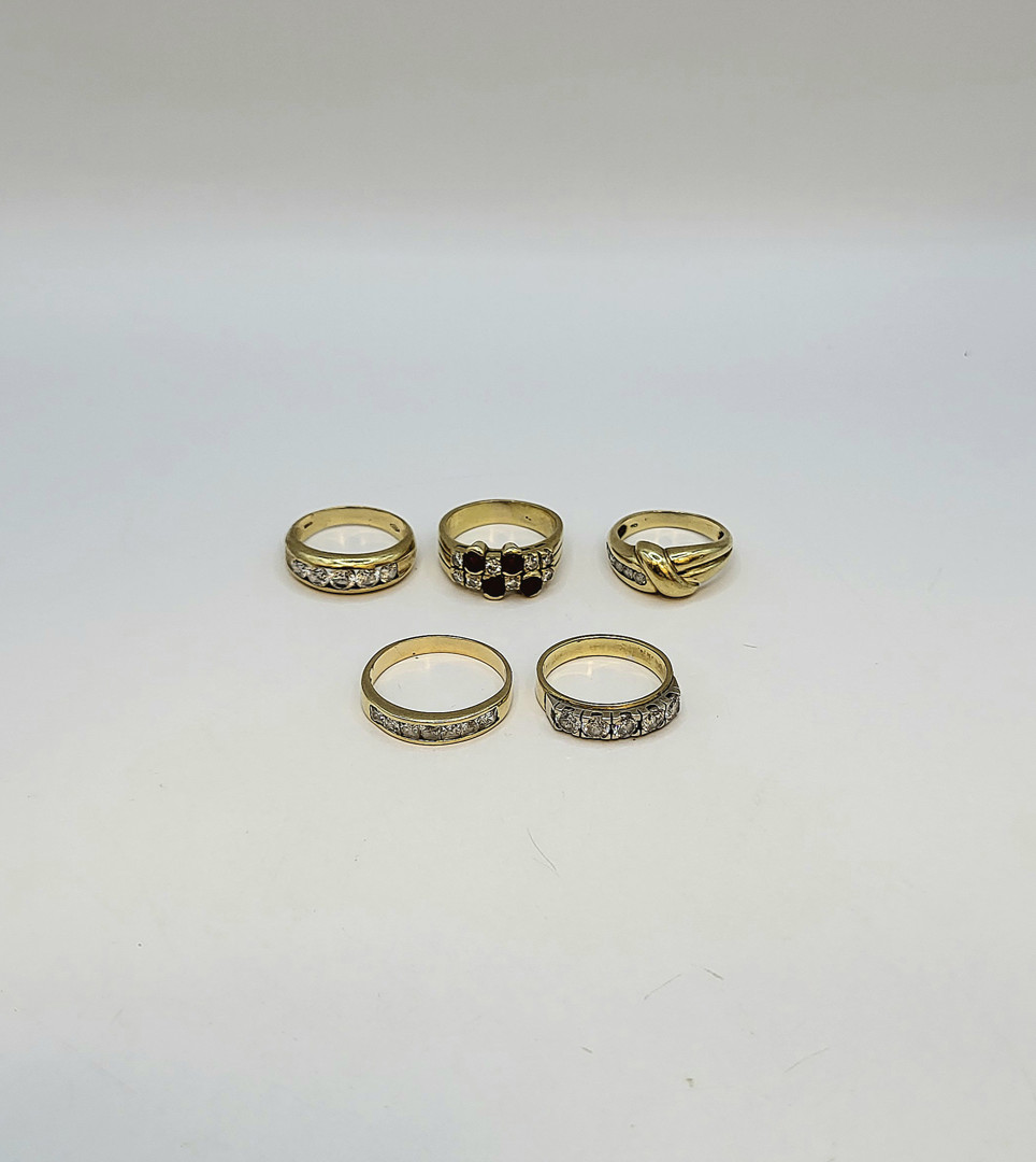 Cinque anelli oro diamanti pietre