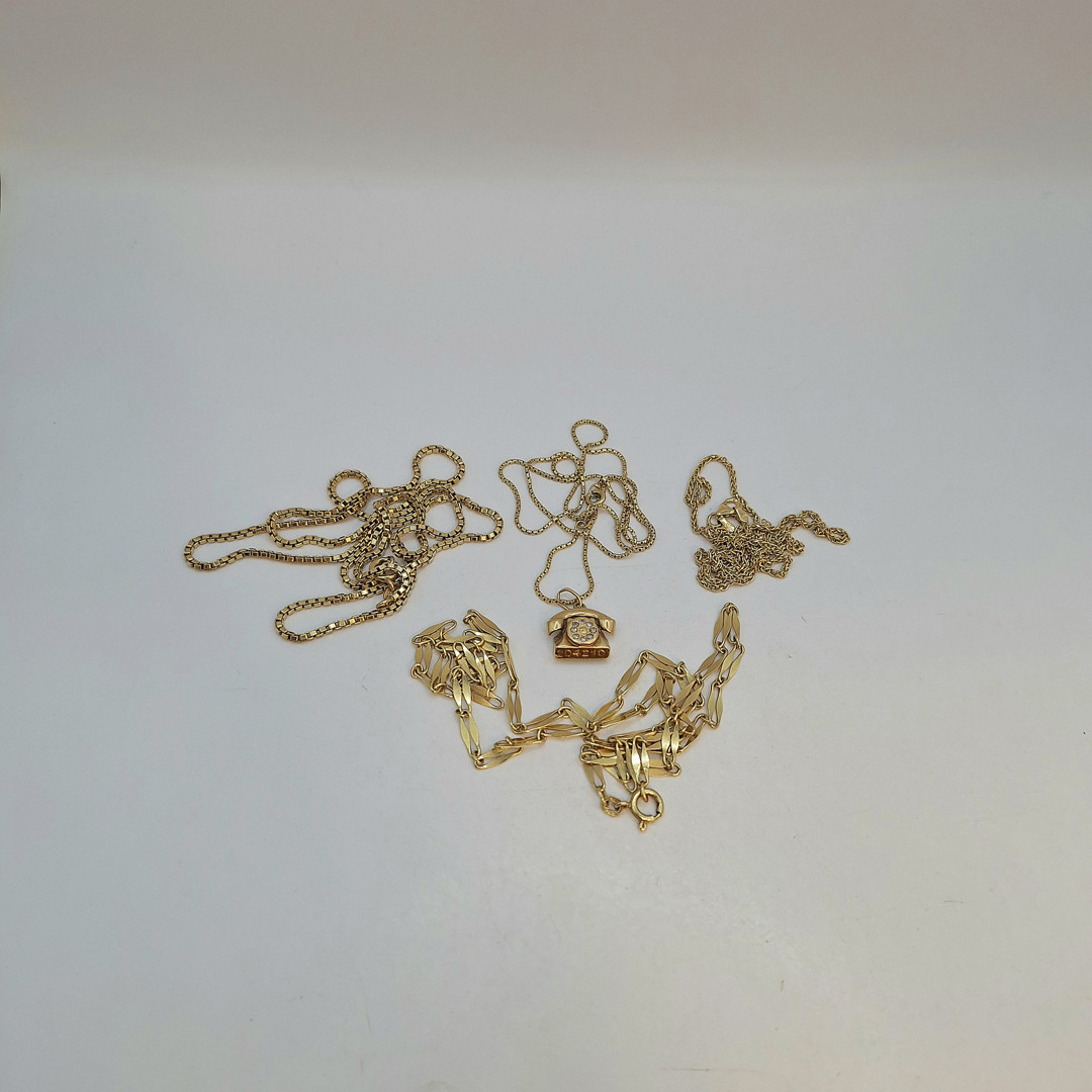 Quattro collane e ciondolo oro diamantini