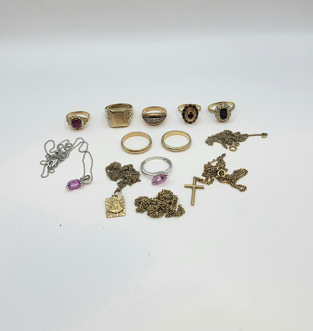 Vari oggetti oro argento pietre