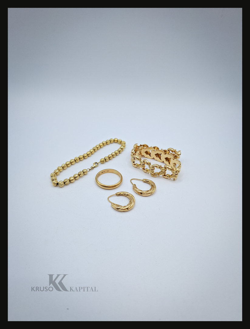 Due bracciali due orecchini anello oro