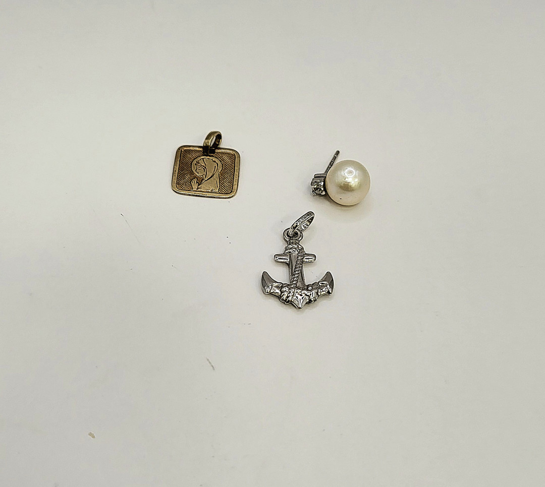 Orecchino e due ciondoli oro pietra perla 
