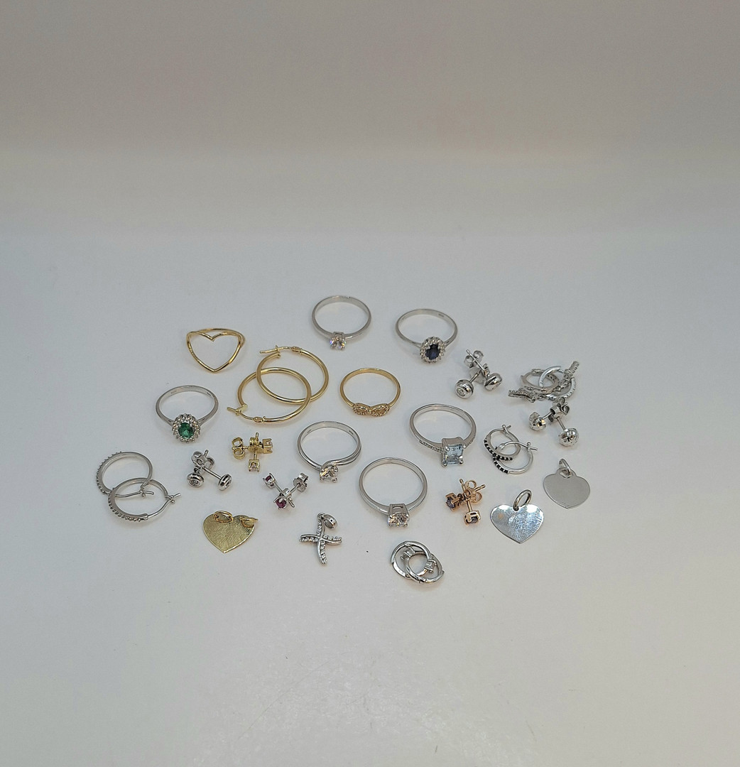 Vari oggetti in oro pietre 