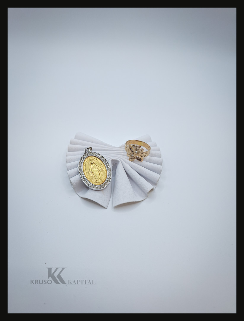 Anello e medaglia oro pietre