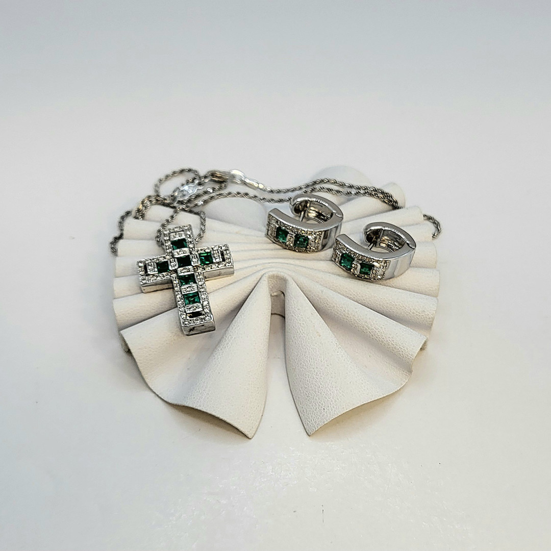 Un paio orecchini collana e croce oro pietre diamanti