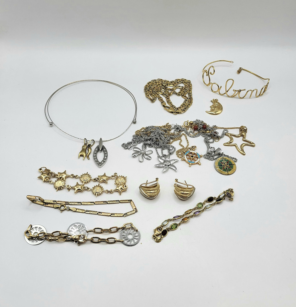 Vari oggetti oro pietre smalti