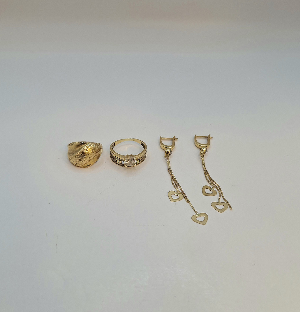 Vari oggetti or pietre