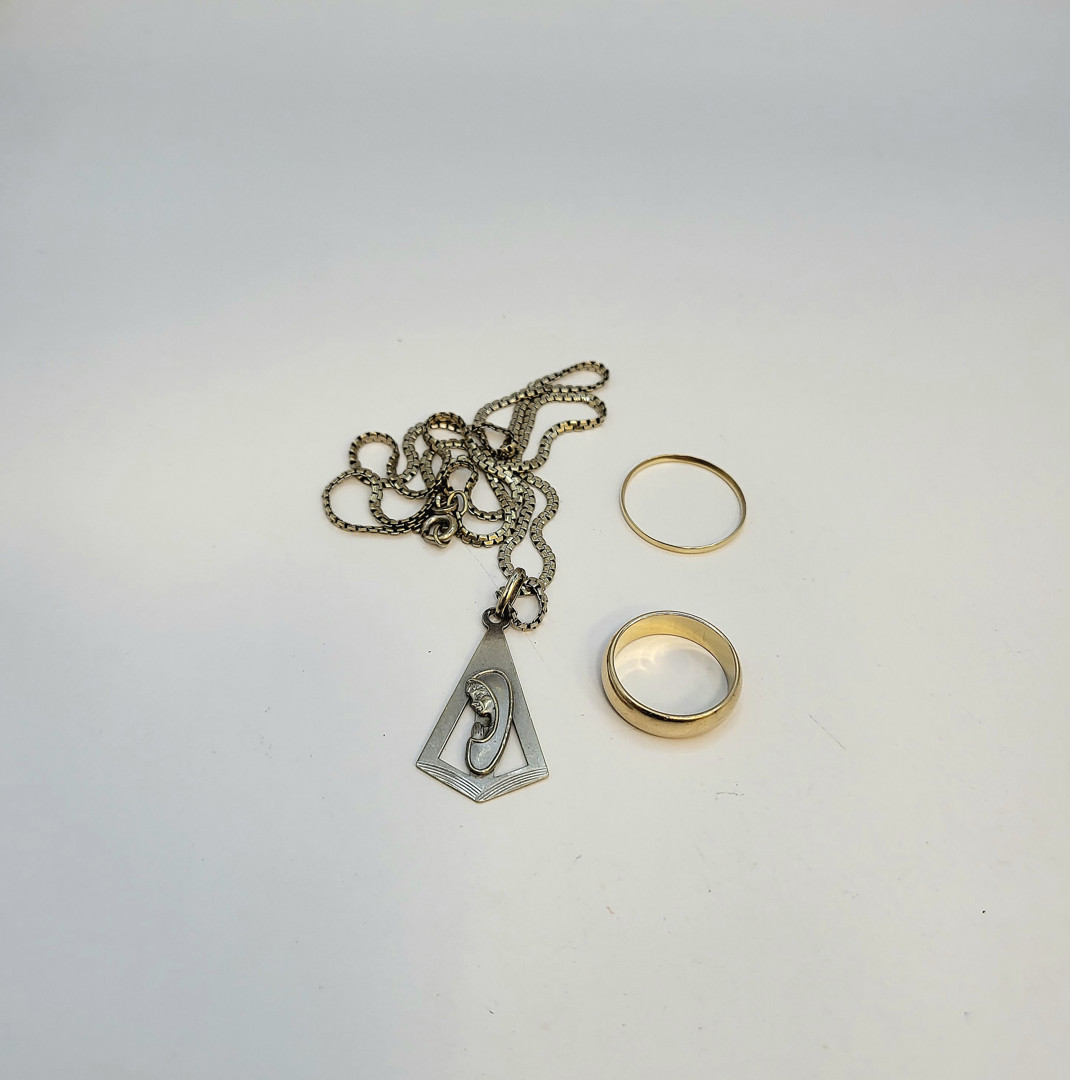 Collana ciondolo e due anelli oro 