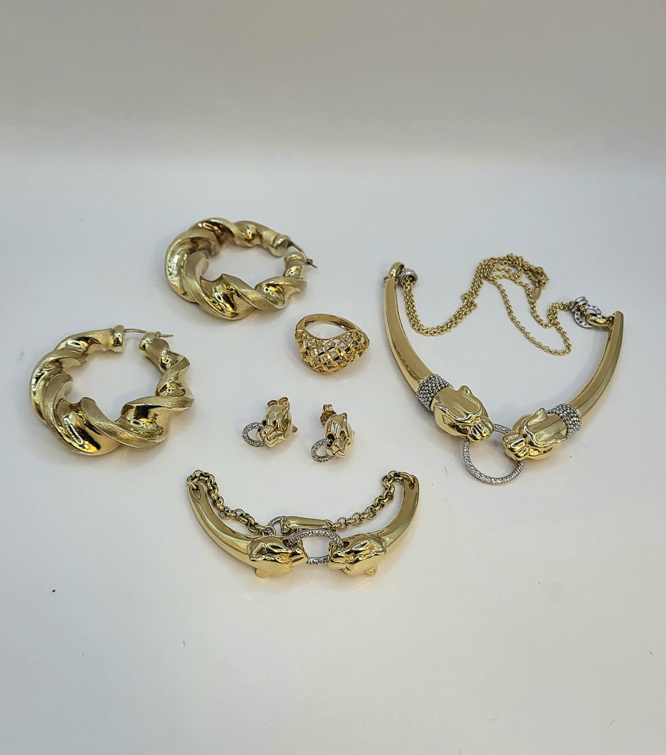 Vari oggetti in oro pietre 