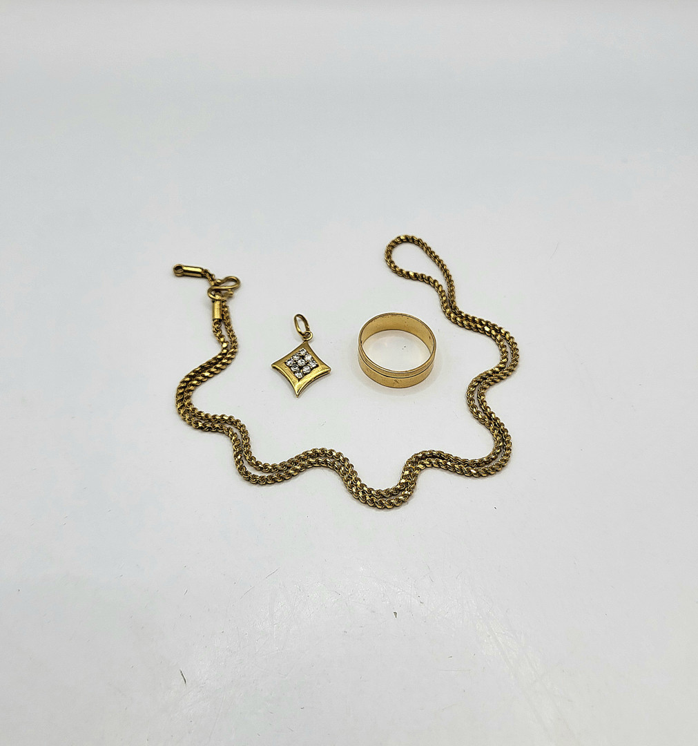 Catenina ciondolo e anello oro