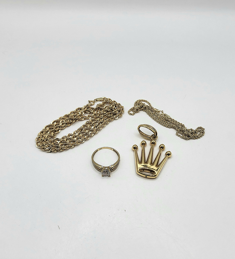 Vari oggetti oro pietre