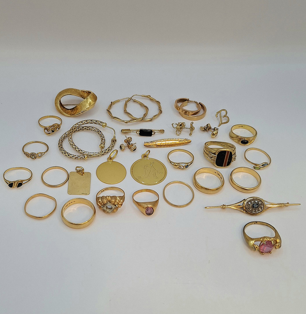 Vari oggetti oro argento pietre 