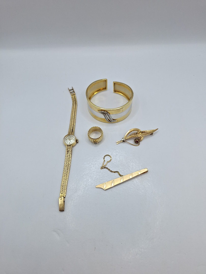 Vari oggetti in oro pietre diamantini