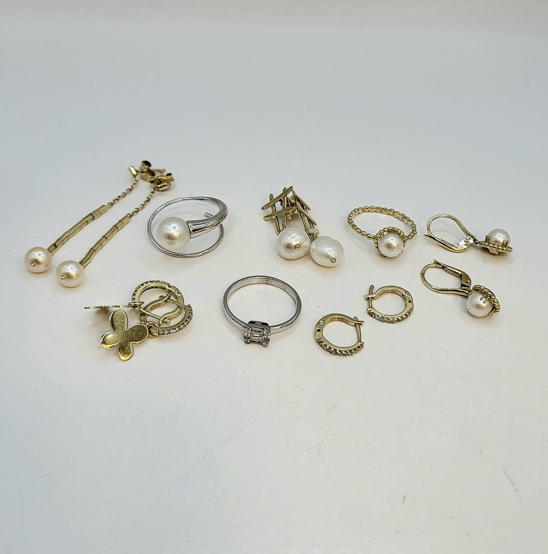 Vari oggetti oro pietre diamanti madreperla