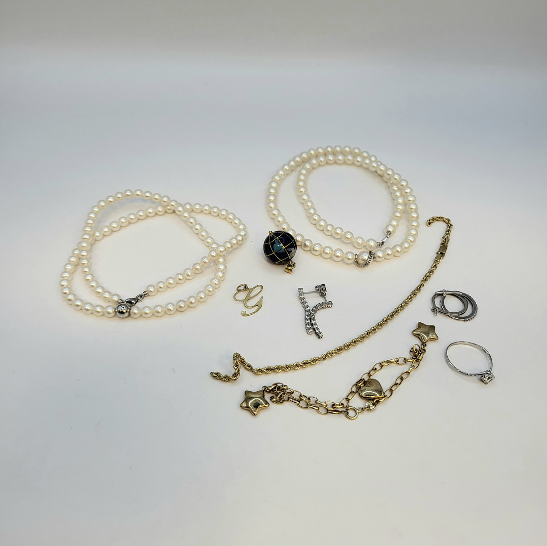 Vari oggetti in oro pietre perle 