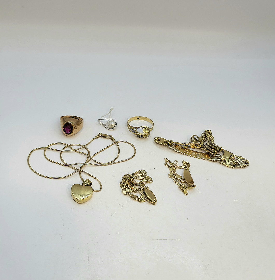 Vari oggetti oro perla pietre