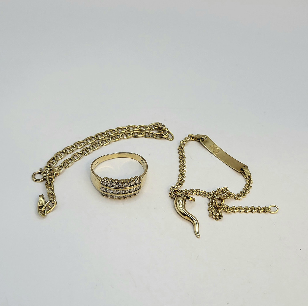 Due bracciali ciondolo anello oro pietre