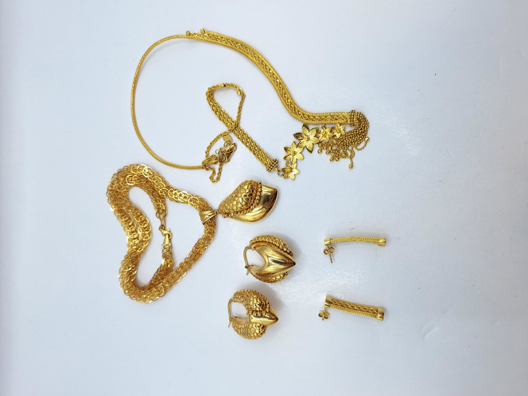 Due collane e due paia di orecchini oro 