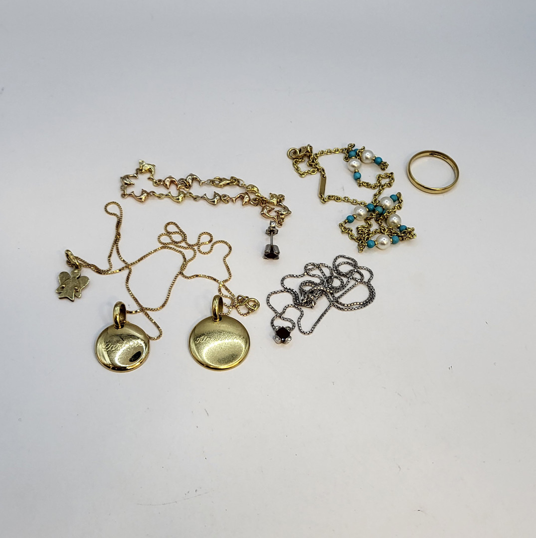 Vari oggetti in oro perle pietre