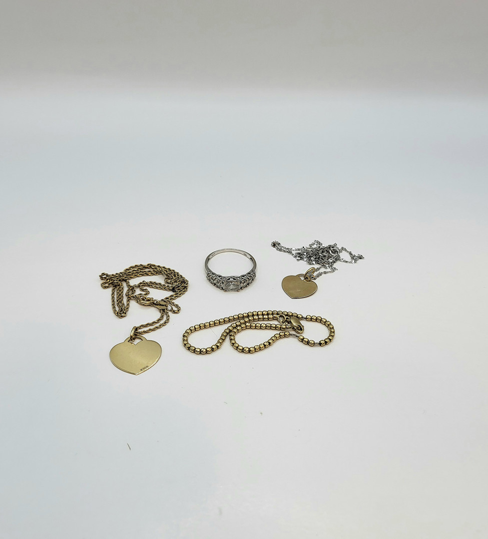 Vari oggetti oro pietre