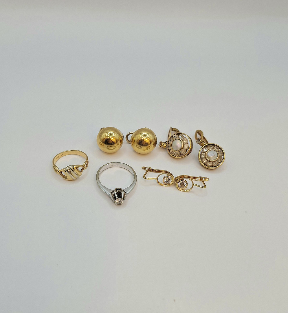 Vari oggetti in oro pietre diamantino
